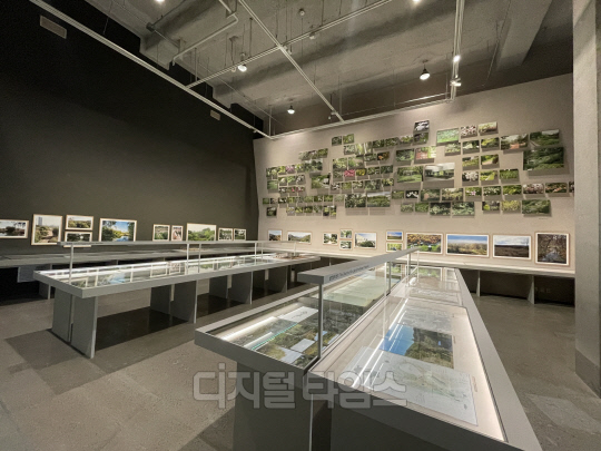 '정영선: 이 땅에 숨 쉬는 모든 것을 위하여' 설치 전경. 사진=박은희 기자